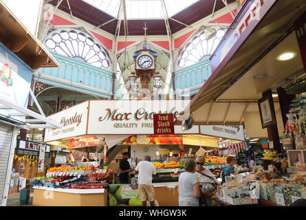 Borough Market, un Vittoriano tradizionale mercato coperto nel centro di Halifax, West Yorkshire, Regno Unito Foto Stock