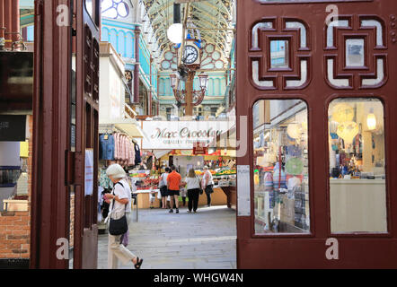 Borough Market, un Vittoriano tradizionale mercato coperto nel centro di Halifax, West Yorkshire, Regno Unito Foto Stock