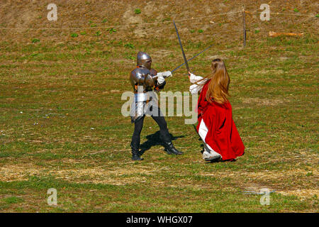 Croazia KOPRIVNICA, 11 settembre 2011: la signora in rosso in un duello con un cavaliere, a una fiera medievale in KOPRIVNICA, Croazia Foto Stock