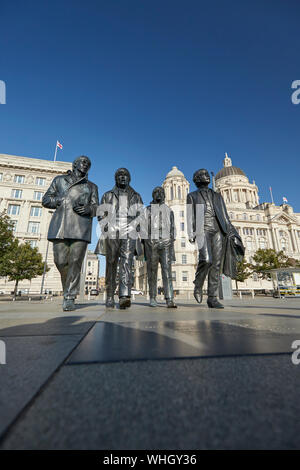 La scultura dei Beatles Pier Head Liverpool Merseyside England Regno Unito Foto Stock