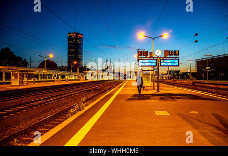 Stazione di Cologne Deutz, piattaforma, Triangolo di Colonia grattacielo, Germania Foto Stock