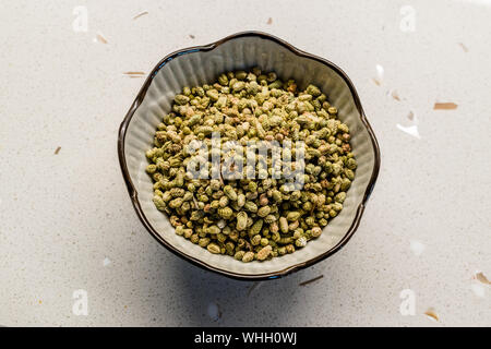 Materie organiche di timo essiccato semi in vaso in ceramica / secco kekigi Dag. Alimenti biologici. Foto Stock