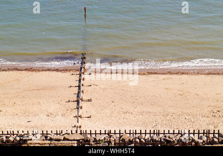 Una vista di un frangiflutti e groyne da ovest scogliere a nord del villaggio di Norfolk di Mundesley, Norfolk, Inghilterra, Regno Unito, Europa. Foto Stock