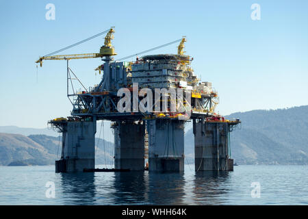 Rio de Janeiro, Brasile, 4 Agosto 2013: Petrobras piattaforma di petrolio P61 TLWP (Tension Leg Platform della testa del pozzo) essendo trasferito al prodotto di Campos Foto Stock