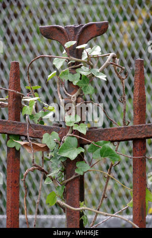 Vecchie ringhiere arrugginite intorno Whitecrook Park con una moderna linea ferroviaria recinto di sicurezza dietro di esso. Tutti i punti sono stati tagliati fuori per prevenire gli incidenti Foto Stock