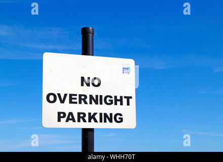 Un No parcheggio notturno segno sulla West Cliff top a Mundesley, Norfolk, Inghilterra, Regno Unito, Europa. Foto Stock