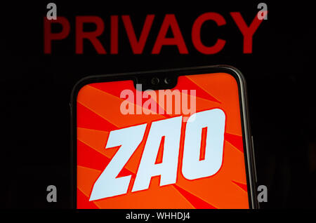 ZAO app logo sullo smartphone e rosso parole sfocata PRIVACY sullo sfondo. Zao è attualmente un numero una profonda fake divertente app in Cina Foto Stock