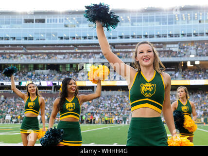 31 agosto 2019: Baylor Bears cheerleaders durante la prima metà del NCAA Football gioco tra Stephen F. Austin boscaioli e il Baylor porta a McLane Stadium di Waco, Texas. Matthew Lynch/CSM Foto Stock