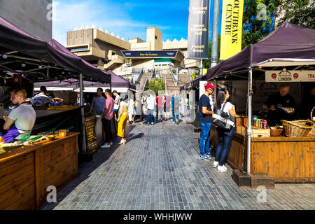 Bancarelle prodotti alimentari presso il centro di Southbank mercato alimentare, London, Regno Unito Foto Stock