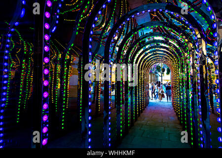 Tunnel di luce e di specchi nel passaggio alla corte di condotto in Covent Garden di Londra, Regno Unito Foto Stock