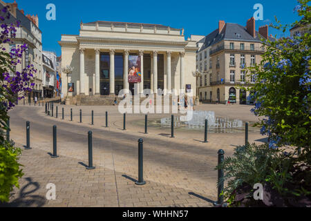 Das Théâtre Graslin ist ein Opernhaus di Nantes. Es wurde gegen Ende des 18. Jahrhunderts vom Architekten Mathurin Crucy im Stil des Klassizismus erba Foto Stock