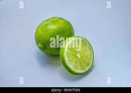 Limes isolati su sfondo bianco per il design di confine con copia spazio per il testo Foto Stock