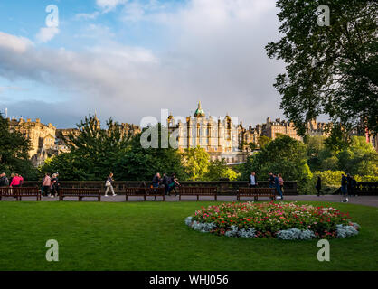 Vista della sede centrale RBS o Lloyds Banking, Dal Princes Street Gardens al crepuscolo, Edimburgo, Scozia, Regno Unito Foto Stock