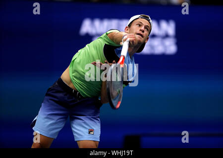 New York, Stati Uniti. 02Sep, 2019. Flushing Meadows, New York, Stati Uniti - 2 settembre 2019. Diego Schwartzman dell Argentina che serve al numero 6 seme Alexander Zverev della Germania durante il loro quarto round match contro a noi oggi aperto. Credito: Adam Stoltman/Alamy Live News Foto Stock