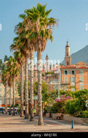 Spiaggia sfilata di Menton al francese Rivera, Côte d'Azur, in Francia Foto Stock