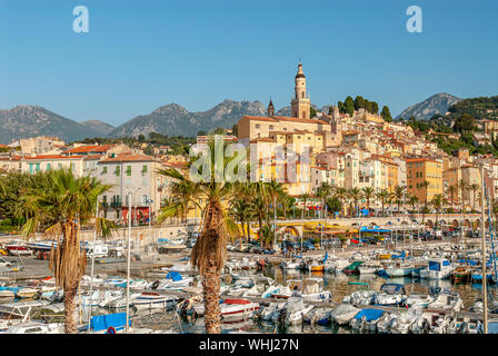 Marina e la città vecchia di Mentone presso la Costa Azzurra, Côte d'Azur, Francia Foto Stock