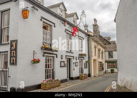 Red Lion Inn a Hawkshead, un villaggio nel Lake District, Cumbria, Inghilterra Foto Stock