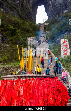 Zhangjiajie, Hunan, Cina Apr 2013 incenso pot sulla piattaforma inferiore e turisti climbing 999 scale a Haven Gate Tianman in montagna Foto Stock