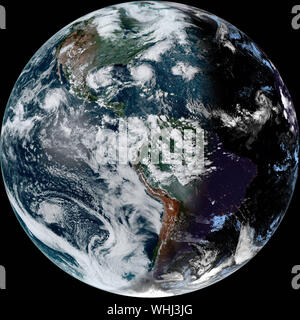 Florida, Stati Uniti d'America. 2° settembre 2019. Piena la terra vista dal satellite NOAA VA-16 satellite mostra il catastrofico uragano Dorian man mano che ci si avvicina alla costa della Florida il 2 settembre 2019 nell'Oceano Atlantico. Dorian ha colpito la piccola isola nazione come una categoria 5 tempesta con venti di 185 km/h. Credito: NOAA/Planetpix/Alamy Live News Foto Stock