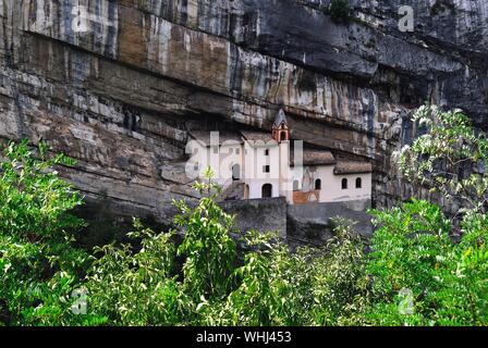 Trentino Alto Adige, Italia. L'Eremo di San Colombano è un eremo in Trambileno, notevole per la sua posizione sul fianco di una montagna. Foto Stock