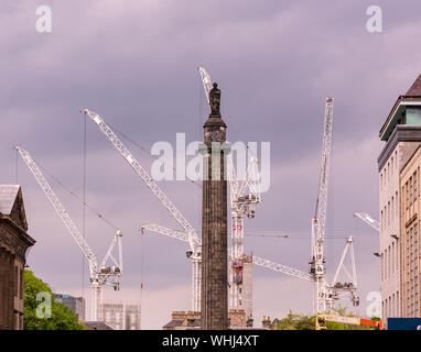 Monumento di Melville, St Andrew Square con St James sviluppo gru e moody sky, Edinbugh, Scotland, Regno Unito Foto Stock