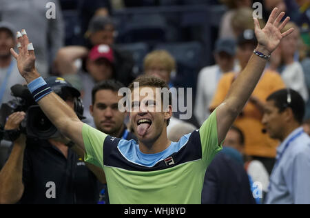 Diego Schwartzman, dell'Argentina, reagisce dopo aver sconfitto Alexander Zverev, della Germania, nel quarto round di Arthur Ashe Stadium al 2019 US Open Tennis campionati a USTA Billie Jean King National Tennis Center lunedì 2 settembre 2019 a New York City. Foto di Ray Stubblebine/UPI Foto Stock