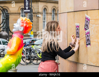 Oor Wulie personaggio dei cartoni animati arte della benna trail & giovane donna inviare volantini sulla parete del Museo nazionale durante il Fringe Festival di Edimburgo, Scozia, Regno Unito Foto Stock