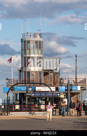 La stazione delle imbarcazioni di salvataggio RNLI sul molo di Southend, che è un importante punto di riferimento a Southend on Sea, nell'Essex nell'estuario del Tamigi. Attrazione turistica Foto Stock