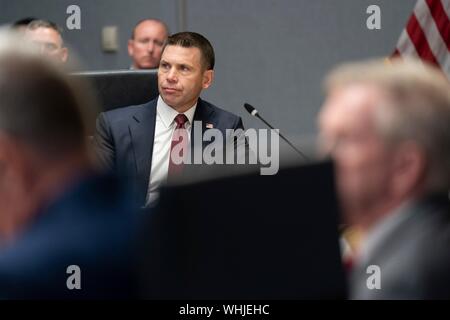 Washington, DC, Stati Uniti d'America, 01 settembre, 2019. Stati Uniti Deliberando il Segretario del Dipartimento per la Sicurezza Nazionale Kevin McAleenan durante un briefing sul disastroso uragano Dorian presieduto dal presidente Donald Trump presso la Federal Emergency Management Agency Settembre 1, 2019 a Washington D.C. Credito: Shealah Central Plaza Hotel/Planetpix/Alamy Live News Foto Stock