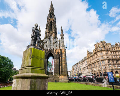 Gotico vittoriano monumento di Scott & David Livingstone statua, Princes Street durante il festival con M&D grande Whee & Jenner negozio di Edimburgo, Scozia, Regno Unito Foto Stock