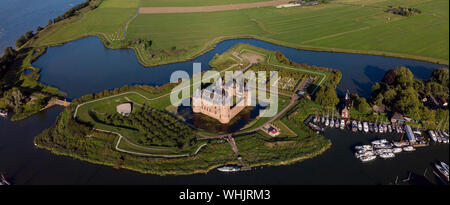 Veduta aerea del castello di Muiderslot in Muiden vicino ad Amsterdam e i suoi giardini lussureggianti del Lago IJsselmeer con acqua circostante irrigidire Foto Stock