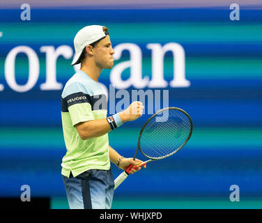 New York, NY - 2 Settembre 2019: Diego Schwartzman (Argentina) reagisce durante il round 4 del US Open Championship contro Alexander Zverev (Germania) a Billie Jean King National Tennis Center Foto Stock