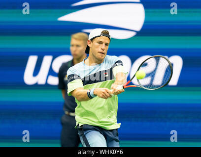 New York, NY - 2 Settembre 2019: Diego Schwartzman (Argentina) in azione durante il round 4 del US Open Championship contro Alexander Zverev (Germania) a Billie Jean King National Tennis Center Foto Stock