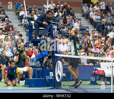 New York, NY - 2 Settembre 2019: Alexander Zverev (Germania) sostiene con arbitro durante il round 4 di US Open Championship contro Diego Schwartzman (Argentina) a Billie Jean King National Tennis Center Foto Stock