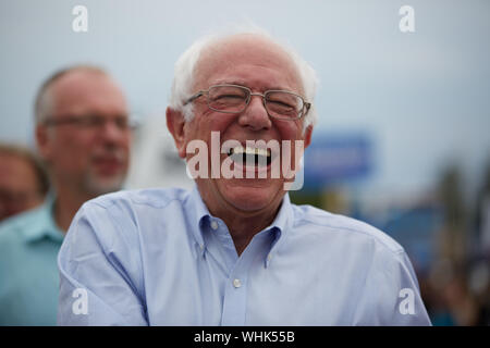 Milford, New Hampshire, Stati Uniti d'America. 2 Sep, 2019. Bernie Sanders era il solo candidato presidenziale a marzo per il Milford annuale del New Hampshire parata del giorno del lavoro. Gli altri candidati erano i volontari portano i segni in tutta la parata. Credito: Allison cena/ZUMA filo/Alamy Live News Foto Stock