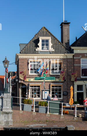 Porto da Diporto villaggio con il castello di Muiderslot vicino ad Amsterdam con alloggiamento tipico contro un cielo blu Foto Stock