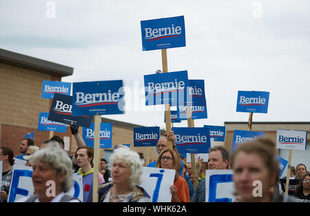 Milford, New Hampshire, Stati Uniti d'America. 2 Sep, 2019. Bernie Sanders era il solo candidato presidenziale a marzo per il Milford annuale del New Hampshire parata del giorno del lavoro. Gli altri candidati erano i volontari portano i segni in tutta la parata. Credito: Allison cena/ZUMA filo/Alamy Live News Foto Stock