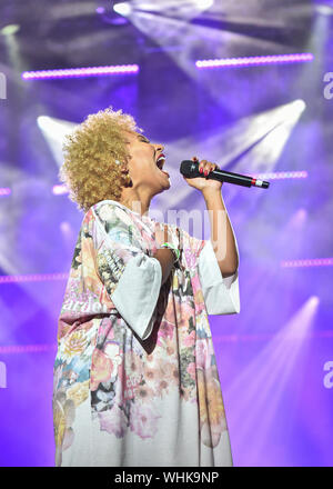 Artista Emeli Sande, esegue un sold out Mayfield Depot nel 2019 Manchester Pride evento live. Foto Stock