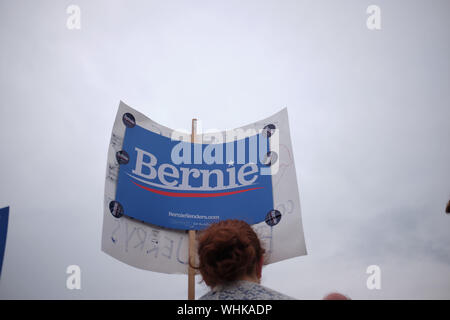 Milford, New Hampshire, Stati Uniti d'America. 2 Sep, 2019. Bernie Sanders era il solo candidato presidenziale a marzo per il Milford annuale del New Hampshire parata del giorno del lavoro. Gli altri candidati erano i volontari portano i segni in tutta la parata. Credito: Allison cena/ZUMA filo/Alamy Live News Foto Stock