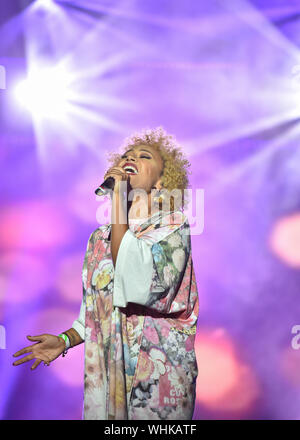 Artista Emeli Sande, esegue un sold out Mayfield Depot nel 2019 Manchester Pride evento live. Foto Stock