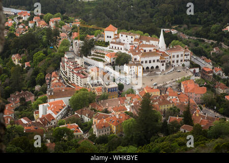 Veduta aerea del Palazzo Nazionale di Sintra (Palácio Nacional de Sintra) o del Palazzo Comunale visto dal Castello dei Mori a Sintra, Portogallo. Foto Stock