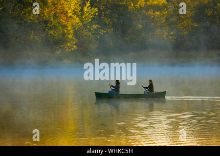 Madre e figlia canoa in Autunno colori Foto Stock