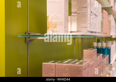 Wien, Apotheke Schuhmeierplatz 14, 1160 Wien, Einrichtung von Tischlerei Norer Foto Stock