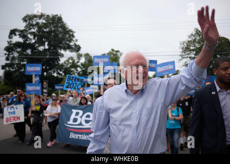 Milford, New Hampshire, Stati Uniti d'America. 2 Sep, 2019. Bernie Sanders era il solo candidato presidenziale a marzo per il Milford annuale del New Hampshire parata del giorno del lavoro. Gli altri candidati erano i volontari portano i segni in tutta la parata. Credito: Allison cena/ZUMA filo/Alamy Live News Foto Stock