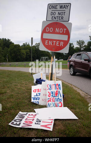 Milford, New Hampshire, Stati Uniti d'America. 2 Sep, 2019. Bernie Sanders era il solo candidato presidenziale a marzo per il Milford annuale del New Hampshire parata del giorno del lavoro. Gli altri candidati erano i volontari portano i segni in tutta la parata. Credito: Allison cena/ZUMA filo/Alamy Live News Foto Stock