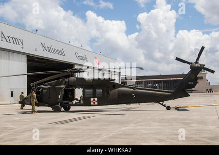 I soldati della 1-111esimo reggimento di aviazione, Florida Army National Guard per preparare per assistere possibile Disaster Relief Operations come risultato di uragano Dorian Cecil Campo, Jacksonville, FL. Il FLNARG è sempre pronto, sempre lì. Il nostro anno di formazione della Florida anticipa le esigenze e sfide prima che si verifichi un'emergenza. (U.S. Esercito foto di Sgt. Leia D. Tascarini) Foto Stock