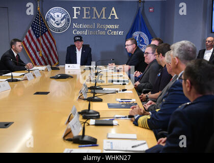 Presidente Trump, uniti agendo Segretario del Dipartimento per la Sicurezza Nazionale Kevin McAleenan e deliberando FEMA Direttore Pete Gaynor, assiste a un briefing Domenica, Settembre 1, 2019, sulle attuali previsioni direzionali di uragano Dorian presso la Federal Emergency Management Agency (FEMA) sede a Washington, D.C. (Gazzetta White House Foto di Tara A. Molle) Foto Stock