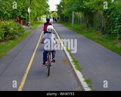 I ciclisti (madre e figlio) sul Trillium percorso ciclabile in direzione sud, Ottawa, Ontario, Canada. Foto Stock