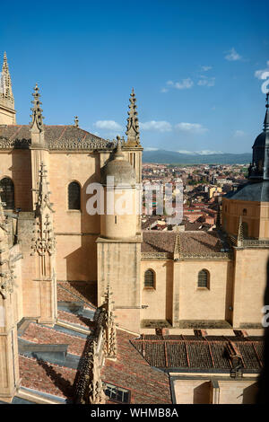 SEGOVIA, Spagna - 25 Aprile 2018: dettagli architettonici della cattedrale di Segovia dalla cima del suo campanile e la vista della città con la neve Foto Stock