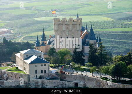 SEGOVIA, Spagna - 25 Aprile 2018: vista dell'Alcazar dalla cima del campanile della cattedrale di Segovia. Foto Stock